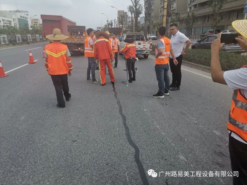 網裂貼與無胎基裂縫貼現(xiàn)場演示